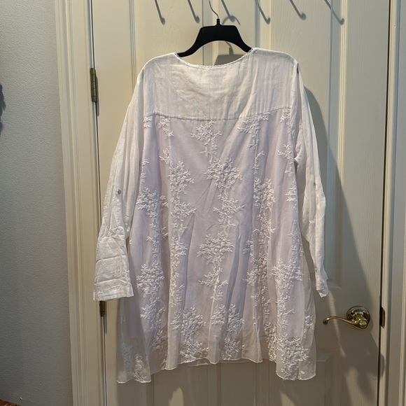 Pretty Soft Surroundings Top - Picture 2 of 5